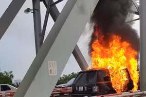 Ngọn lửa bốc cao trùm kín chiếc xe.