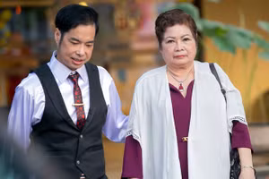 Nam danh ca Ngọc Sơn và mẹ.