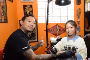 Lilith Siow là thợ xăm nhỏ tuổi nhất Singapore.