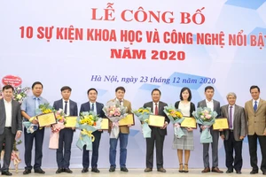 Đại diện các sự kiện khoa học - công nghệ nổi bật năm 2020 nhận giấy chứng nhận.