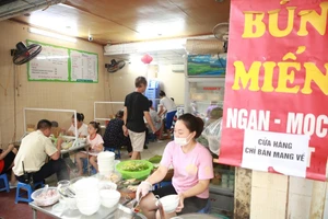 Hà Nội: hàng quán tấp nập khách ngày đầu tiên mở cửa trở lại