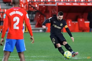 Messi ghi bàn thứ 48 cho Barca từ sút phạt trực tiếp hàng rào.