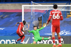 Sai lầm của thủ môn Kepa bị Mane trừng phạt bằng bàn ấn định tỷ số 2-0 cho Liverpool.