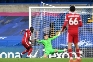 Sai lầm của thủ môn Kepa bị Mane trừng phạt bằng bàn ấn định tỷ số 2-0 cho Liverpool.