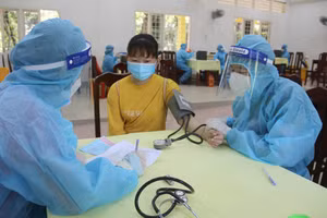 Khám sàng lọc trước khi tiêm vaccine tại điểm tiêm trường Đại học Trà Vinh. (Ảnh: Thanh Hòa/TTXVN)