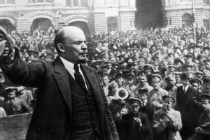 Ông Vladimir Ilyich Lenin phát biểu trước người dân tại Petrograd năm 1917. Ảnh: Britannica.