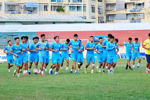 Bức tranh tương phản của 2 đội bóng đá Việt Nam