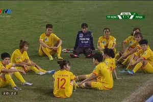 Các cầu thủ nữ Phong Phú Hà Nam bỏ ra ngoài ngồi để phản đối quyết định của trọng tài.