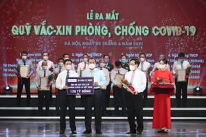 Đại diện Tập đoàn T&T Group trao tặng Quỹ Vaccine phòng COVID-19 120 tỷ đồng.