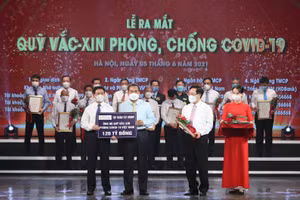 Đại diện Tập đoàn T&T Group trao tặng Quỹ Vaccine phòng COVID-19 120 tỷ đồng.
