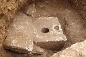 Bồn cầu nhà vệ sinh cổ đại 2.700 năm tuổi.