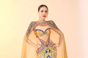 Cận cảnh váy dạ hội 20kg của Á hậu Ngọc Hằng tại chung kết Miss Intercontinental