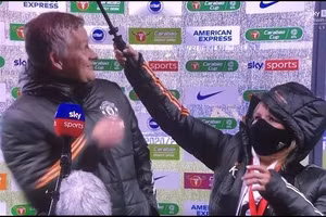 HLV Solskjaer nhận nhiều chỉ trích vì để người phụ nữ che ô cho mình.