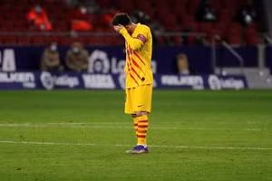 Messi lầm lũi sau trận thua Atletico Madrid hôm 22/11.