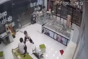 Chồng dửng dưng mặc vợ "đi đường quyền"