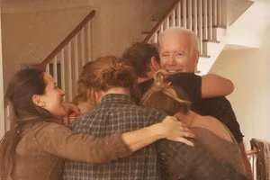 Bức ảnh ăn mừng chiến thắng của gia đình ông Joe Biden gây bão mạng xã hội