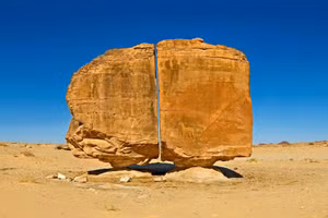 Tảng đá kỳ dị khiến ai nấy đều nghĩ là sản phẩm của người ngoài hành tinh