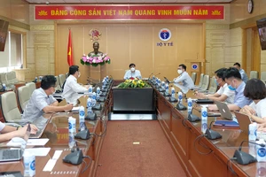 Bộ trưởng Nguyễn Thanh Long làm việc với Bộ phận thường trực phòng, chống dịch của Bộ tại TPHCM và các chuyên gia để thảo luận các nội dung chuyên môn về phòng chống dịch tại TPHCM và một số địa phương khu vực miền Nam. Ảnh: VGP/Trần Minh