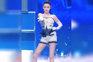 Cư dân mạng chế nhạo những bức ảnh đã qua chỉnh sửa của Trương Bá Chi