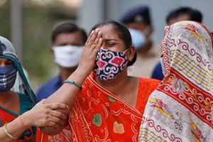 Một người phụ nữ than khóc bên ngoài một nhà xác bệnh viện ở Ahmedabad, Ấn Độ.