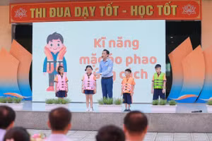 Quận Long Biên trang bị kỹ năng chống đuối nước, xử lý khi có cháy cho học sinh