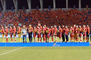 Đội tuyển nữ Việt Nam trên bục nhận Huy chương Vàng. Ảnh: VGP/Đình Nam.