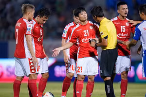 Công Phượng nhận thẻ vàng khá vô duyên để lỡ cuộc so tài cùng Quang Hải. (Ảnh: Độc Lập).