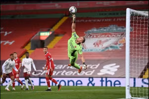 Thủ thành Bernd Leno thi đấu “xuất quỷ nhập thần” nhiều lần cứu cho Arsenal khỏi những bàn thua trông thấy.