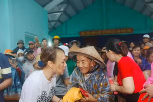 Thông điệp đẹp ngày 20/10: “Thay vì tặng 1 bông hoa, hãy chuyển thành quà tặng bà con vùng lũ”