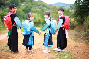 Chính sách về giáo dục-đào tạo là một chính sách quan trọng để nâng cao dân trí và đời sống vật chất, tinh thần cho đồng bào các dân tộc thiểu số tại Việt Nam. Ảnh: Báo Biên phòng