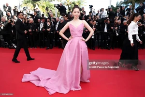 Yoona (SNSD) ngọt ngào như công chúa trên thảm đỏ Cannes 2024