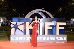 Hoa hậu Thùy Tiên, Tiểu Vy nổi bật trên thảm đỏ bế mạc Liên hoan phim Quốc tế 