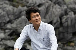 "Kiếp sống nhọc nhằn lòng cứ thắm tươi"