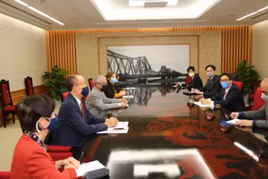 Phó Thủ tướng Vũ Đức Đam nghe các vị trưởng đại diện UNDP, UNICEF, WHO trình bày kế hoạch hỗ trợ vaccine ngừa COVID-19 của Chương trình vaccine COVID-19 toàn cầu (COVAX). Ảnh: VGP/Đình Nam.