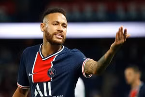 Chủ nhân của những hợp đồng giày lớn nhất làng bóng đá là ai?