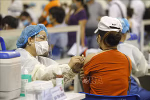 Người lao động TP Hồ Chí Minh được tiêm vaccine phòng Covid-19. Ảnh: Thanh Vũ/TTXVN.