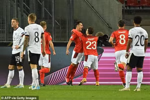 Chủ nhà Đức (áo trắng) liên tục phải rượt đuổi tỷ số để cầm hoà Thuỵ Sĩ 3-3.