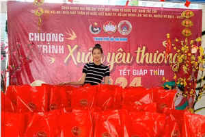 Hoa hậu Bảo Ngọc giản dị, ân cần trao quà Tết cho trẻ khuyết tật 