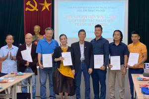 Gặp gỡ thầy giáo dạy Toán yêu âm nhạc