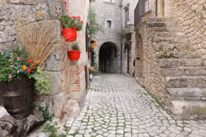 Ngôi làng Santo Stefano di Sessanio ở Ý hy vọng thu hút những cư dân trẻ mới bằng cách cung cấp cho họ các khoản trợ cấp với tổng trị giá lên tới 44.000 euro (52.022 USD). (Ảnh: Getty Images).