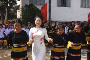 Gia Lai: Học sinh dân tộc thiểu số múa xoang, đánh cồng chiêng rộn ràng chào đón năm học mới