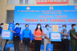 Trao tặng 2.200 suất quà tới sinh viên và người mất việc làm