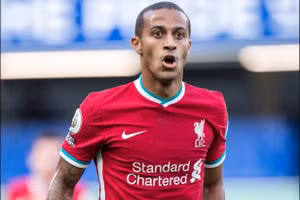 Tân binh Thiago phá kỷ lục với 75 lần chuyền bóng thành công trong một hiệp đấu tại Ngoại hạng Anh. 