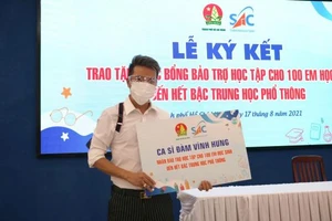 Đàm Vĩnh Hưng hỗ trợ gần 2 tỷ đồng cho 100 học sinh mất cha mẹ do Covid-19