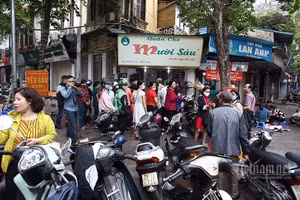 Ngã tư Hà Nội ùn tắc vì người dân xếp hàng mua... bánh chay