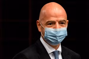 Chủ tịch FIFA Gianni Infantino có các triệu chứng nhẹ và tự cách ly. (Ảnh: skysports.com)