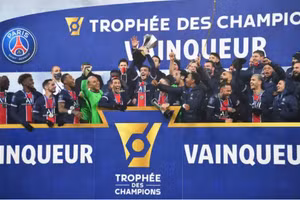 PSG ăn mừng danh hiệu Siêu Cúp Pháp 2020. (Ảnh: AFP).