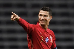 Ảnh chế: Trầm trồ kỷ lục Ronaldo cán mốc 100 bàn thắng cho ĐTQG 