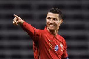 Ảnh chế: Trầm trồ kỷ lục Ronaldo cán mốc 100 bàn thắng cho ĐTQG 