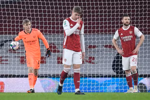 Arsenal thua Man City 1-4 tại tứ kết League Cup